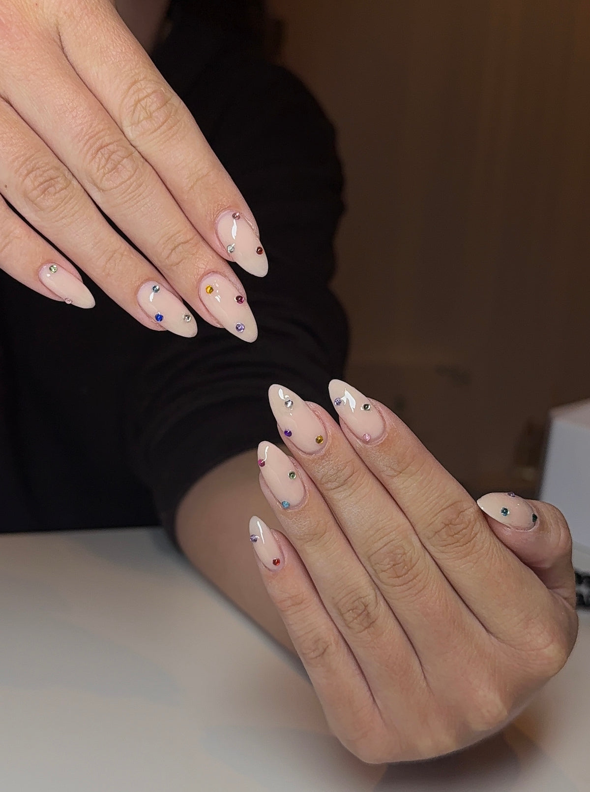 Biab met steentjes gems colored kim kardashian inspired nagel salon apeldoorn clean girl russian manicure
